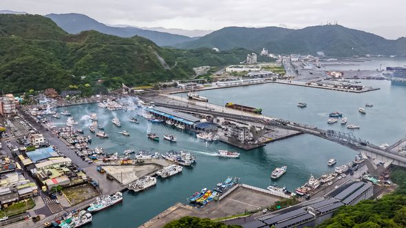 隨珊瑚媽祖搭乘遶境專船,進行【海上遶境】