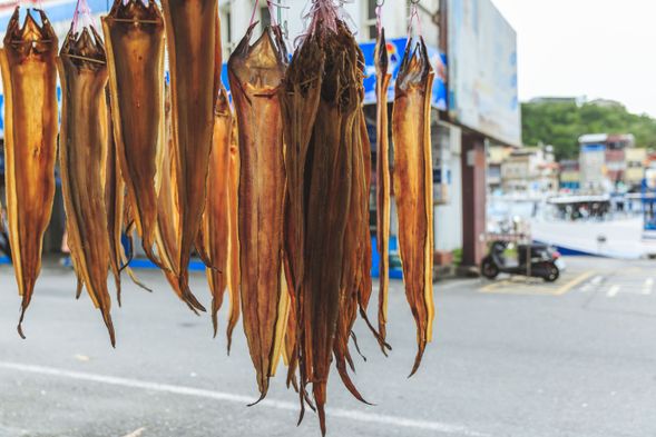 漫步漁港漁貨大街,品味海風與鮮味。