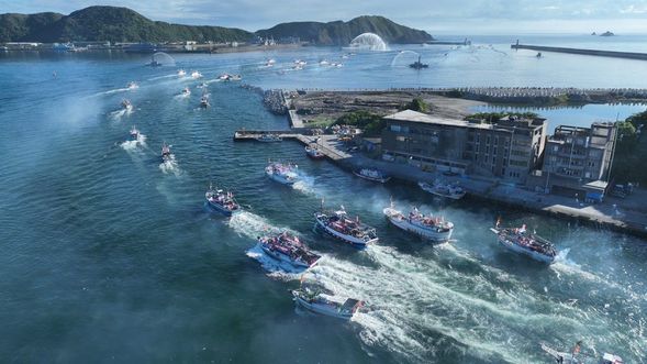 隨珊瑚媽祖搭乘遶境專船,進行【海上遶境】