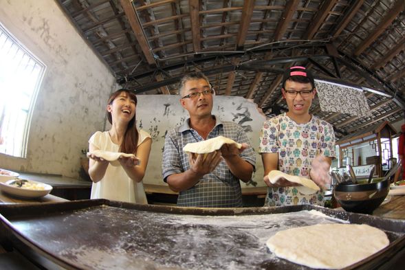 在豬籠寨親手揉麵擀皮,打造專屬窯烤 PIZZA,療癒美味就在旅程中誕生。