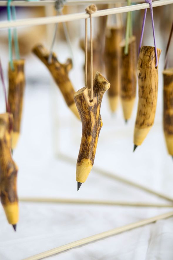 山林紋理化作筆尖,將旅程與生活悄悄記下。