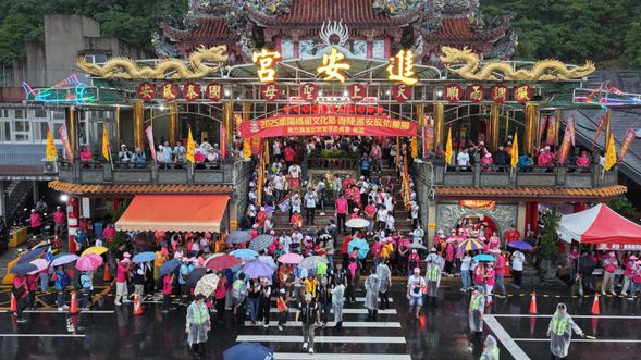 進安宮珊瑚媽祖舉行祈福參拜儀式,祈願平安順遂、航行順利。