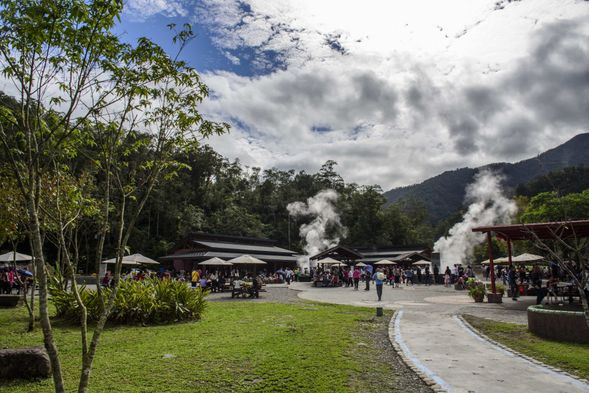 清水地熱遊憩區:位於大同鄉谷地,是宜蘭極具代表性的地熱能源自然場域。由本專案預先備妥地熱煮食食材,讓旅人抵達即可免排隊輕鬆體驗溫泉煮玉米、煮蛋的樂趣,並在暖呼呼的泡腳池中放鬆雙腳,同時了解潔淨能源的應用。