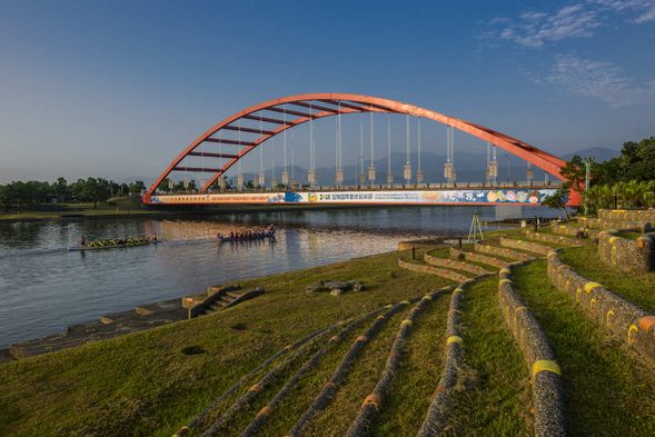 午後沿著河岸輕步前行,水光綠影交織出最療癒的風景。