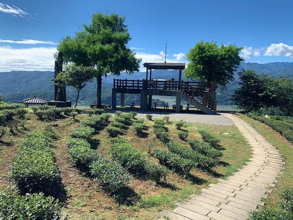 走訪玉蘭景觀台,欣賞蘭陽縱谷山景導覽,俯瞰層疊山巒與遼闊平原交織的壯麗視野。