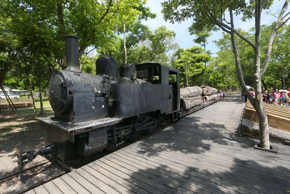 昔日林業重鎮轉型為生態園區,保留貯木池與鐵道遺跡,展現森林產業與自然共生的歷史風貌。