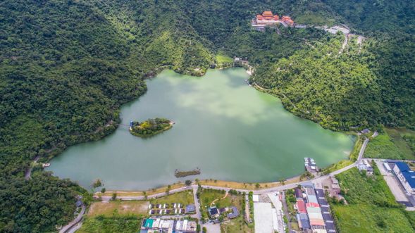 梅花湖風景區以湖光山色與環湖自行車道聞名,是宜蘭最具療癒氛圍的自然景點之一。