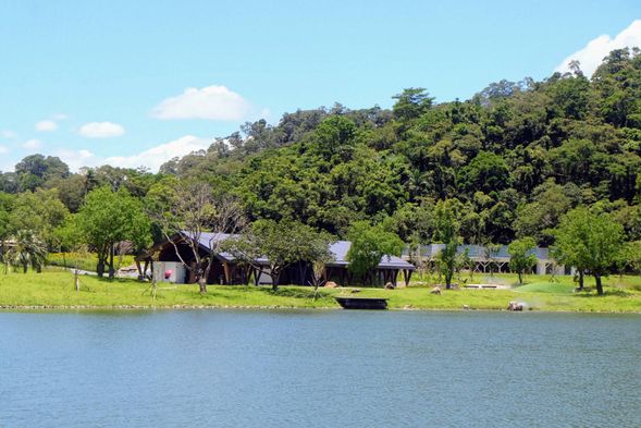 漫步龍潭湖畔,欣賞湖光山色與翠綠山巒交織的自然美景,享受悠閒湖畔時光。