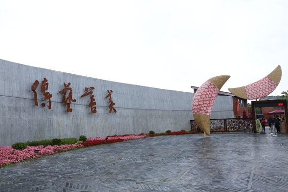 國立傳統藝術中心漫步傳統街區與戲曲場景之間,感受台灣文化藝術的活力與傳承魅力。
