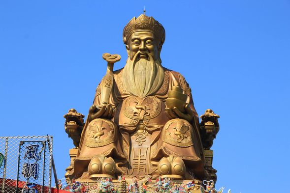 百年歷史信仰中心,金身土地公庇護,祈求財運興旺。