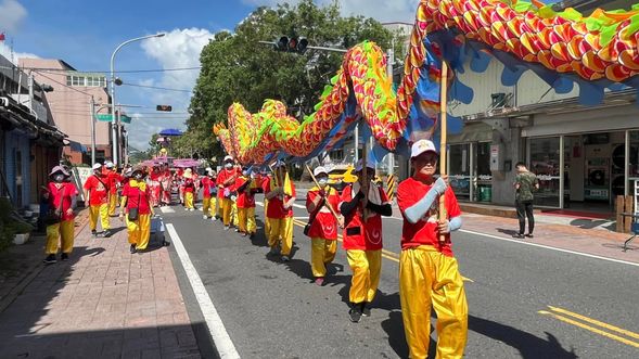 舞龍舞獅表演,信眾熱情參與!