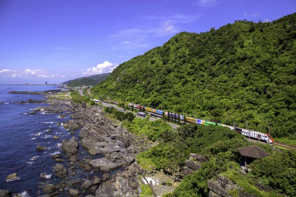 漫步北關海潮公園,近距離感受海浪拍岸的震撼,欣賞奇岩峭壁與湛藍海景交織的自然風光。