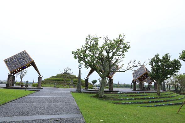 冬山河親水公園沿著蜿蜒河岸展現開闊水岸風光,結合綠意步道與自然景致,是感受蘭陽慢活魅力的代表景點。