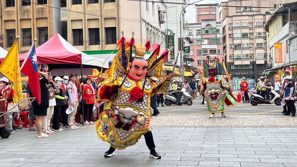 三太子開道,遶境隊伍氣勢磅礴,神威赫赫。