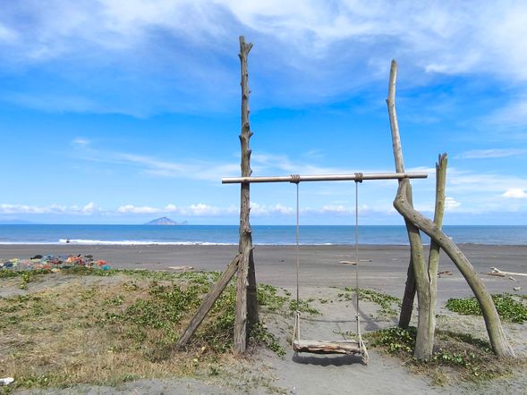 吹著海風、欣賞壯闊海景,坐上海岸鞦韆享受悠閒時光,留下充滿海洋氣息的旅遊回憶!