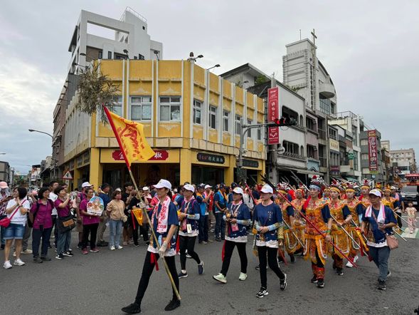 信眾步履一致,感受傳統信仰的莊嚴與力量。