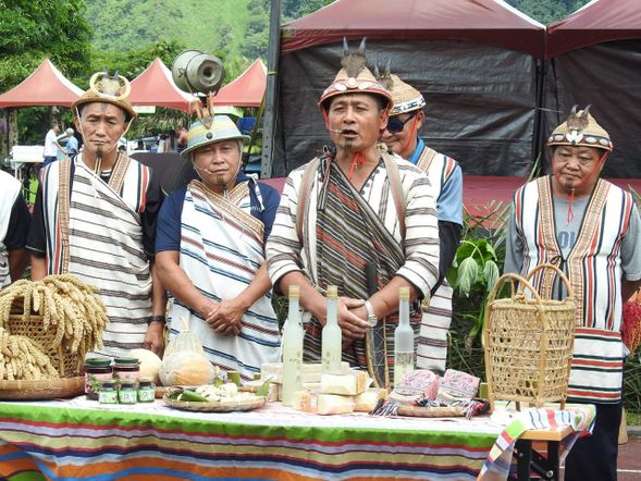 耆老祈福,傳承部落祝願。