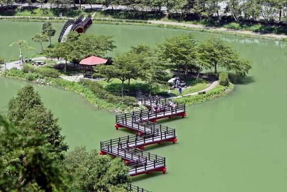 漫步湖畔欣賞山水美景,在悠閒自然的景色中,享受屬於宜蘭的幸福時光。