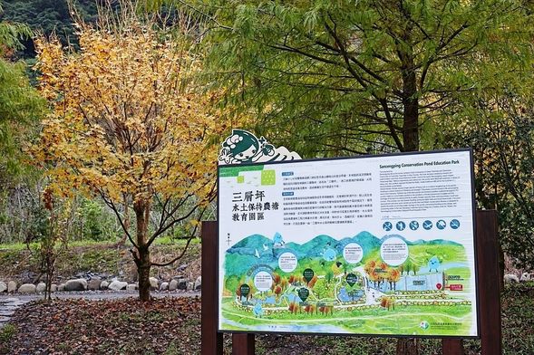 停車於 大礁溪多功能廣場後搭乘接駁至園區。