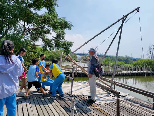 戶外魚塭觀察,透過觀察記錄完成任務卡