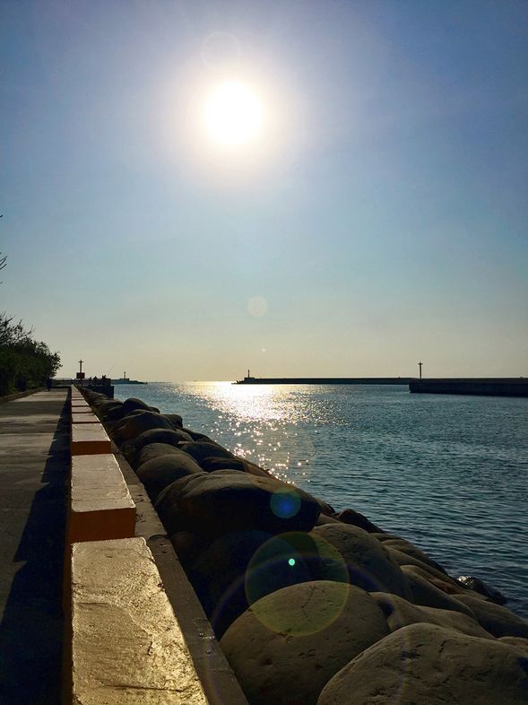 堤防上的日落視角