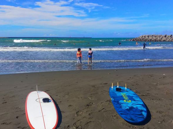 夕陽下踏浪,是月牙灣打卡聖地