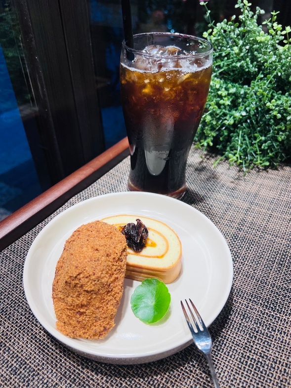 ↓龍眼蜜醬黑咖啡+龍眼蜜醬戚風蛋糕+虱目魚鬆馬德蓮