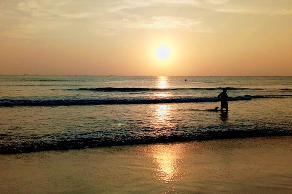 「漁光島」『月牙灣夕陽』是台南最浪漫海灘秘境,漁光島是讓人放鬆優閒『離塵不離城』台南人的後花園,在有著微笑C型的月牙海岸線漫步,欣賞落日美景真是浪漫迷人。