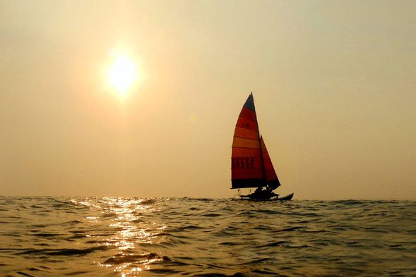 這裡夏日的海上常比沙灘上更熱鬧,立槳衝浪帆船、夕陽沙灘、踏浪戲水玩沙…