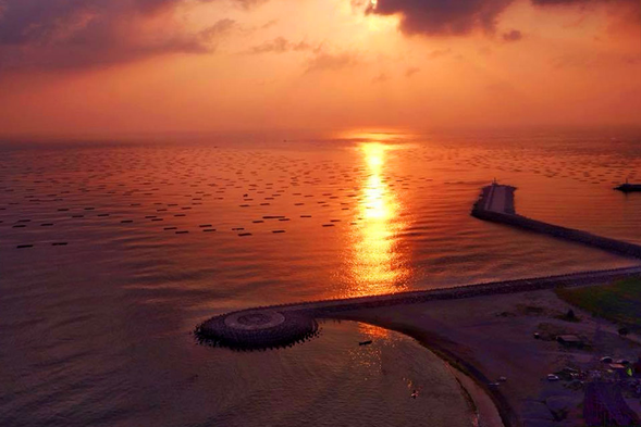 『漁光點點半月沉江』漁光島月牙灣夕照與海上的蚵棚漁船相互輝映這絕對是您遊台南必訪的景點。