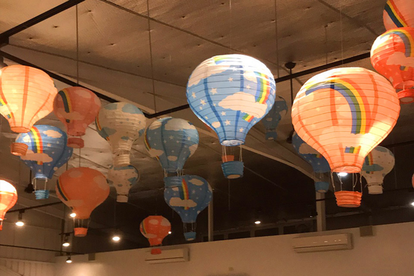 『來趣漁光島』營造一個專屬於漁光島吃喝玩樂育教以及結合地方公益的平台,可以說是漁光島的小7-11,漁光島上唯一有空調有廁所有開放座位區,可以提供水上活動如立槳,DIY等課程、餐飲、會議租借空間,來到漁光島除了夕陽沙灘木麻黃森林這裡更是喝咖啡放空,看看不同與海邊的漁村社區小魚塭的最佳去處。