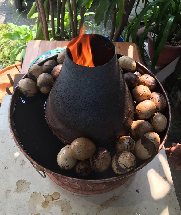 『阿婆柴燒茶葉蛋』漁光島上還有純樸小吃阿婆柴燒茶葉蛋,親自熬煮的青草茶。漁光里活動中心對面,一間老舊的小屋子,沒有招牌,一顆顆香氣逼人的茶葉蛋,是阿婆親撿木柴回來柴燒加熱,讓茶葉蛋除了茶香外,也多了一股柴燒的特殊香氣,佛心價格更顯濃濃人情味。