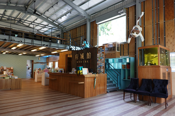 『虱目魚主題館』府城館於2013年在台南安平規劃虱目魚主題館,打造台灣唯一一家以虱目魚為主題的旅遊展覽館, 2017年9月更進駐台江國家公園成立『來趣台江』,以黑面琵鷺跟虱目魚作為主題結打造旅遊台江的重要休憩驛站。20190310搬遷到漁光島改變經營模式,但對虱目魚熱情不減,結合漁光島傳統養殖產業以及社區人文小旅行,以分享的心情將虱目魚存在庶民中的美好記憶喚起,將虱目魚的價值透過舞台得以分享,透過這虱目魚的舞台,連結產業之生產與消費兩端,讓虱目魚之美好價值得以被肯定認同。