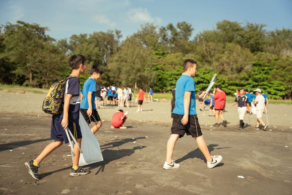月牙灣淨灘(將友善環境的理念化為行動,動手實踐永續地球。)
