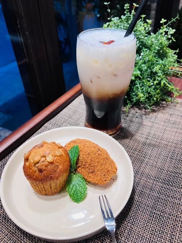 15:00-15:30 山海戀下午茶(活動地點:虱目魚主題館魚塭)
★冷飲選擇:(1)龍眼蜜醬冰拿鐵
(2)龍眼蜜醬黑咖啡
(3)西西里蜜醬咖啡
(4)蜂蜜檸檬膠原飲
★鹹點心選擇:虱目魚鬆馬德蓮
★甜點心選擇:(1)龍眼蜜醬葡式蛋塔
(2)龍眼蜜醬戚風蛋糕
(3)龍眼蜜醬桂圓蛋糕
註:(1)點心都是1甜1鹹搭配,鹹的固定虱目魚鬆馬德蓮
(2)一份點心,搭配一份飲品,擇一
↓龍眼蜜醬冰拿鐵+龍眼蜜醬桂圓蛋糕+虱目魚鬆馬德蓮