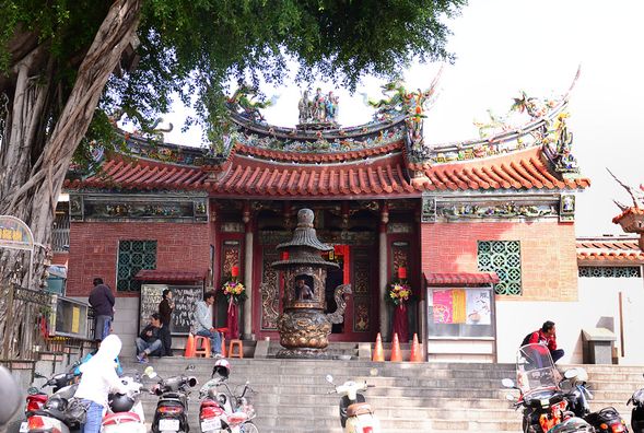 台南必拜月老1:大觀音亭/大觀音亭的月老外貌特徵就是「嘴闊」,跟他幫世人說媒的職務不謀而合!相傳就是因為大觀音亭的月老嘴巴比例上特別大,象徵著能言善道、舌燦蓮花,說媒的本事技高一籌,於是造就許多美好良緣!