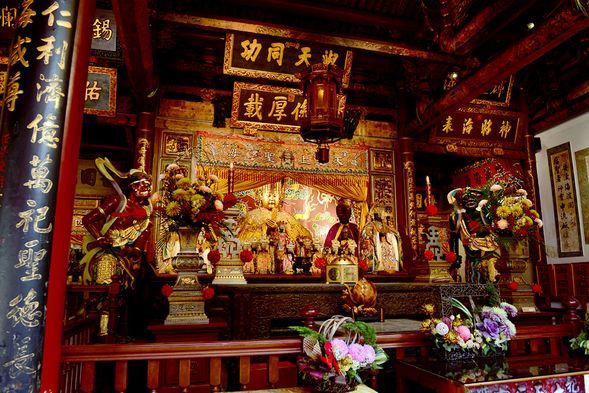 台南必拜月老3:大天后宮/月老案前,會擺上胭脂水粉取名諧音「緣粉」,至於求來的緣粉可塗抹少許在眉毛四周(面相中的夫妻宮位置),桃花才會旺,有助於有緣人接近哦!