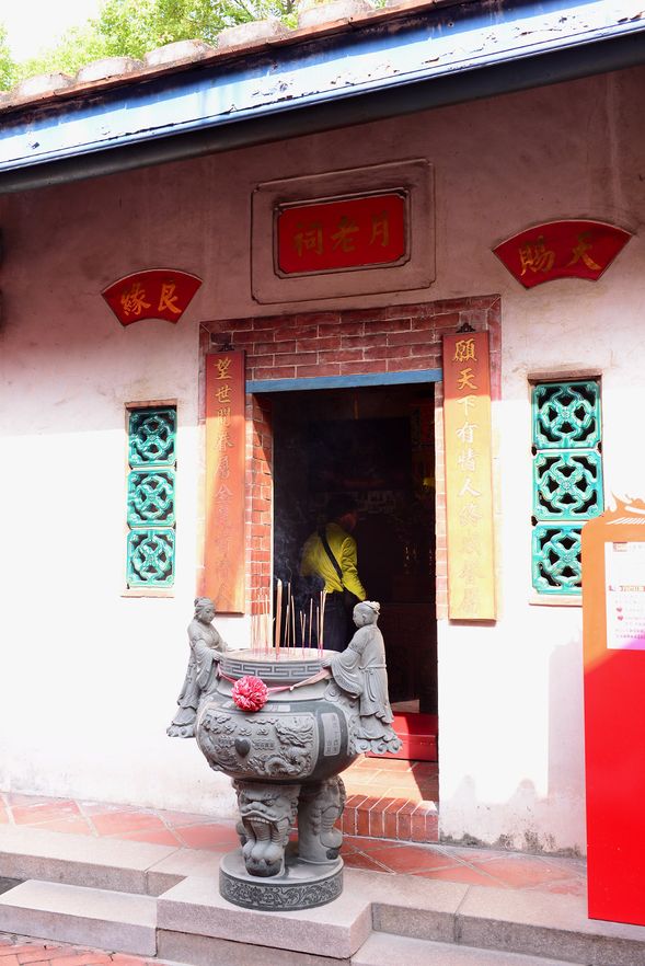 台南必拜月老4:祀典武廟/主殿關聖帝君坐鎮,關公性格,行事光明正大,善惡分明,忠義雙全。在武廟內的月老也有著相同使命,對於拋家棄子、感情不忠、始亂終棄不忠不易的夫妻或情侶,在廟月老宮前申訴個人案件,神明都會協助處理哦!