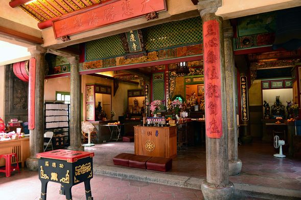 台南必拜月老2:重慶寺/有尊速報司神明,在前方設置了醋甕,信徒攪動醋水可化爭吵為和諧,有勸「情人合和、夫妻恩愛」的神奇功效而遠近馳名。