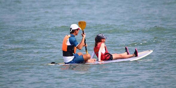 SUP競速,競速像賽跑⼀樣分短中長距離,每場比賽路線都不同,⽽比賽最刺激的就是折返繞標,最挑戰技巧和⾃我抗壓性。競速的SUP尺⼨較細長,所以過程中容易晃動不穩,還需配合槳頻和全⾝律動、呼吸,也需要⼀定基礎和體能。