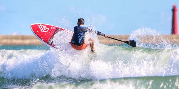 SUP衝浪,和衝浪很像,多了⼀支槳來控制平衡和做動作、幾乎都⽤站立來移動追浪。需要⼀定扎實基本功,也要了解衝浪規則,才不會危害他⼈的安全。