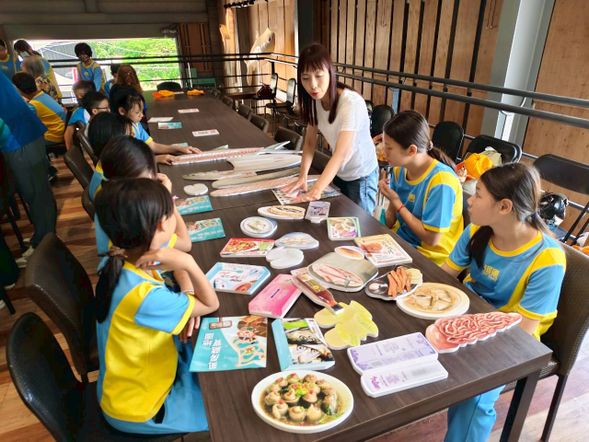 認識全魚利用,透過配對卡了解魚肉、魚皮、魚肚、魚鱗用途配對賣場區的相關商品應用。