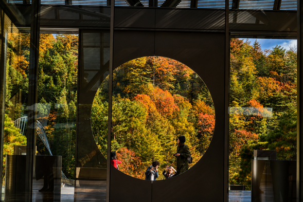 From Arima’s Autumn Colors Into a Mountain World of Art
After enjoying the autumn foliage at Zuihoji Park, your private vehicle will take you directly to MIHO MUSEUM, nestled in the mountains of Shiga.
On Day 5, we intentionally keep stops along the way to a minimum, leaving plenty of time to fully enjoy this remarkable museum. From the mountain road and tunnel to the suspension bridge and the architecture hidden among the hills, the journey to MIHO MUSEUM is part of the experience itself.