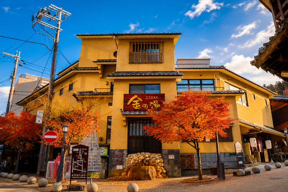 From hidden autumn foliage gems by day to a soothing hot spring at night, experience the beauty of autumn in Japan in the most relaxing way.