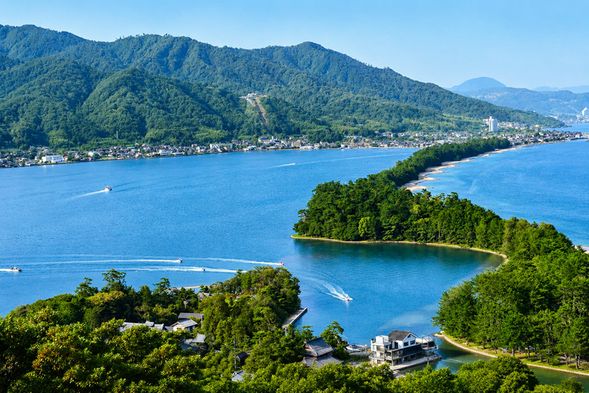 Amanohashidate|One of Japan’s Three Scenic Views
Visit Amanohashidate, one of Japan’s Three Scenic Views. This approximately 3.6-kilometer-long sandbar stretches across Miyazu Bay and is covered with thousands of pine trees, creating a truly unique landscape. Depending on the itinerary, you can enjoy panoramic views from an observation deck or stroll along the sandbar and surrounding area to admire the beautiful mountain and coastal scenery of northern Kyoto.