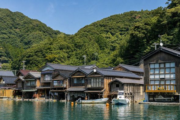 Ine Funaya|伊根の舟屋
Visit Ine Bay facing the Sea of Japan and discover its unique waterfront community of traditional Funaya boathouses. Enjoy a leisurely stroll through the village and admire the peaceful harbor scenery. Depending on the day’s schedule and operating conditions, you may also take an Ine Bay sightseeing cruise, enjoy local cuisine, or relax at a seaside café.