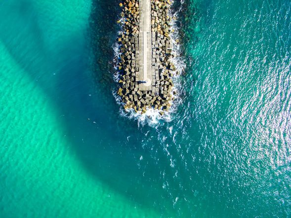 第 六 站 :T H E S P I T 鹰嘴 湾 : 这 片 沙 滩 地 带的海滩很 受 欢 迎 , 可 以 遛 狗 、 冲 浪和 钓 鱼 , 还 可 欣 赏 黄 金海 岸 的 美景 。