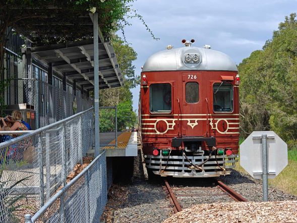 第二站:乘坐拜伦湾单程观光火车进行游览。(导游协助购票后不陪同坐车,火车出发后导游开车前往终点站等候)