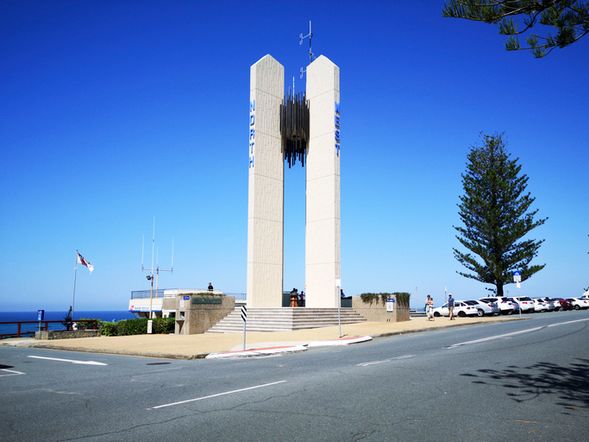 第二站:危险角+彩虹湾。位于澳大利亚东海岸黄金海岸南端的库伦加塔。是新南威尔
士州和昆士兰洲的交界点,其交界碑非常有特色,是著名打卡地之一。