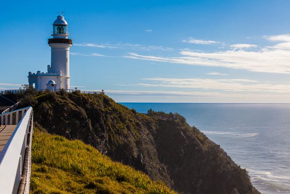 第四站:拜伦湾灯塔。的拜伦角灯塔步道(Cape Byron l ighthouse trac k)
是沿着海岸的一条步道,终点是澳大利亚最东端的灯塔。这一路上你可以慢慢 地走,体验沿途的热带雨林、草地和海滩。步道为环形,长 3.7 公里。 (导游提前讲解,不陪同游览)